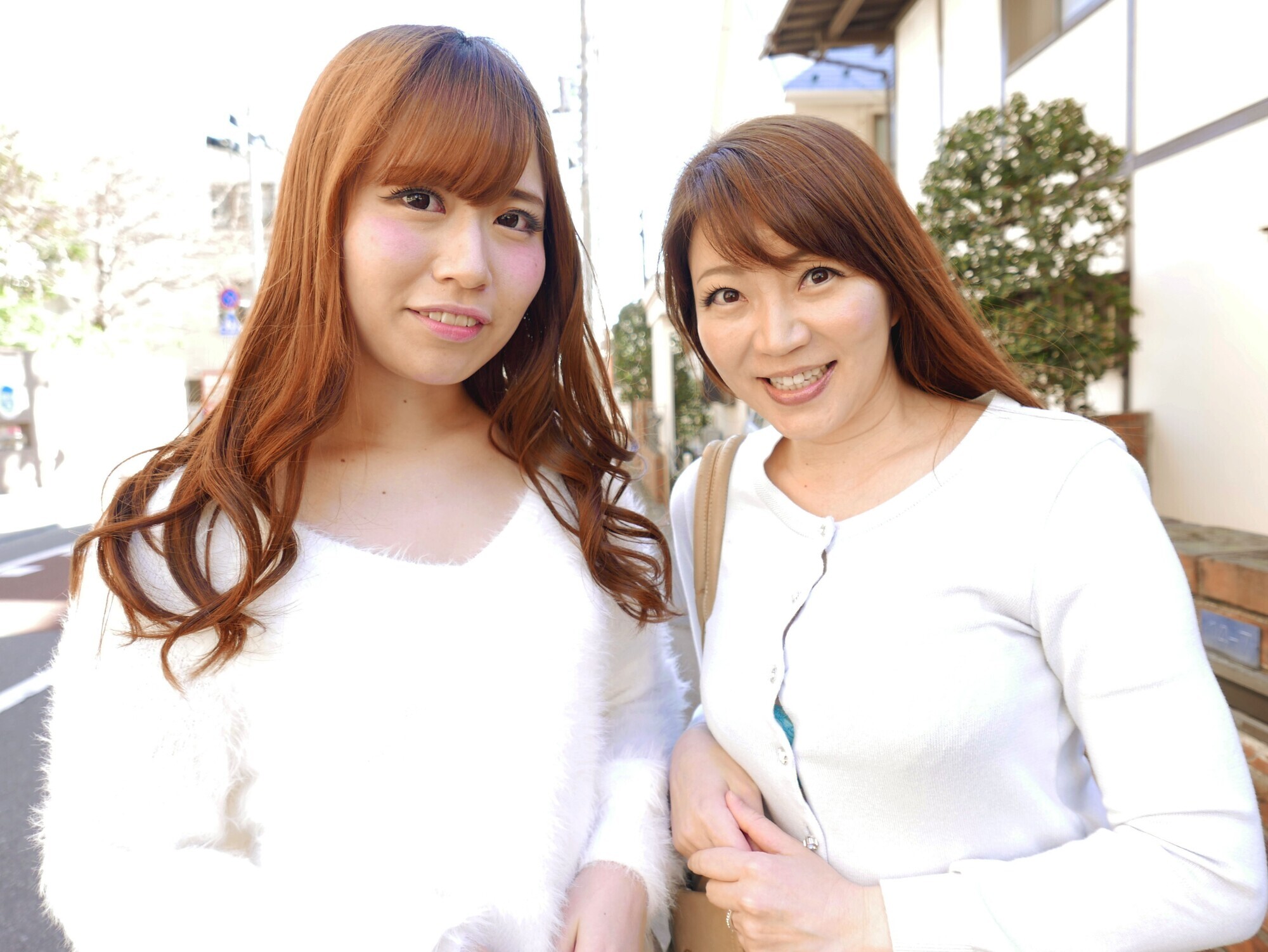 「街で見つけた 姉妹のように仲の良い綺麗な母娘をナンパして大乱交！！「あなた許して」というもののイキまくる好き物親子10組240分！！」のサンプル画像9枚目