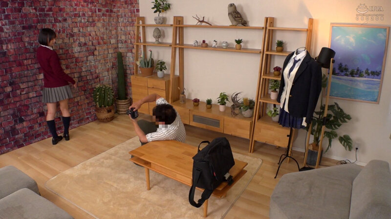 「もなみ鈴 制服JKの貧乳スレンダー美少女が中出し盗撮される巨尻素人プレイ」のサムネイル