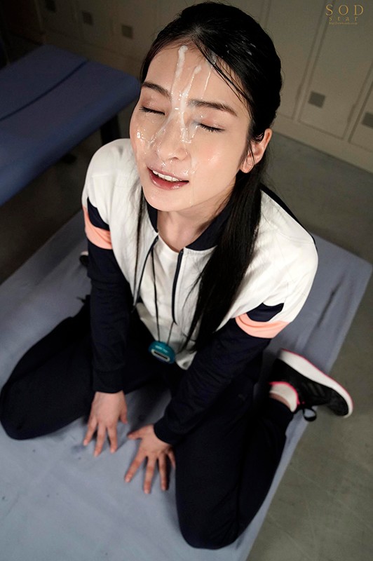 「本庄鈴のスレンダー女教師が魅せる情熱フェラと顔射プレイ|陸上部顧問の特別指導」のサンプル画像17枚目