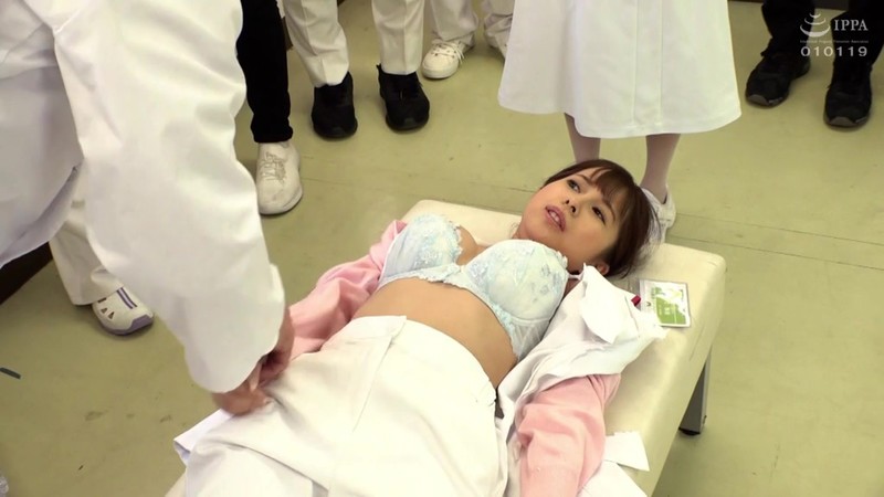 「森日向子・逢見リカら美少女が羞恥実習で潮吹き・中出し体験する看護学校プレイ」のサムネイル