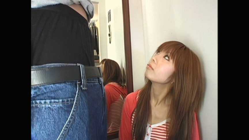 「【素人企画】ウブな女子店員にドッキリ！ハレンチ試着室で恥じらい羞恥プレイ【AIリマスター高画質】」のサンプル画像5枚目
