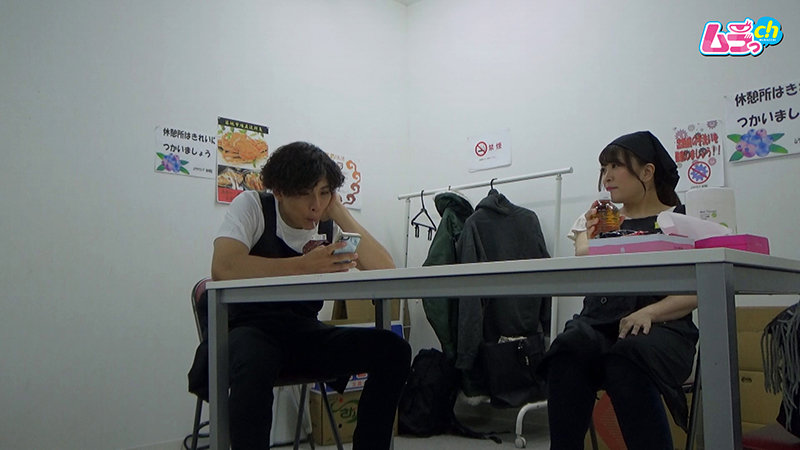 「【素人人妻】巨乳の隠れ淫乱妻が年下大学生に迫られ潮吹き絶頂する盗撮映像」のサムネイル