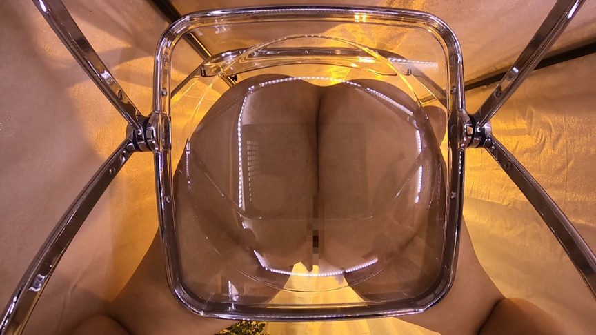 「【素人流出】更衣室のぞき映像！無防備な美女たちの着替えとプライベートシーンを隠し撮り」のサンプル画像9枚目