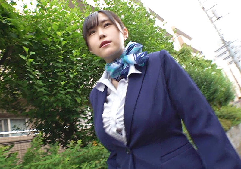 「【素人CA】黒パンスト美脚スチュワーデスをナンパ！制服のまま脚フェチプレイで中出し」のサムネイル