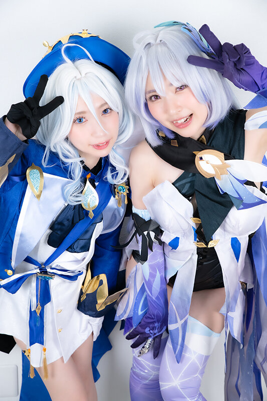 「冬愛ことね×皆月ひかるのコスプレW痴女ハーレム！貧乳レイヤーが中出し3Pで責めまくる」のサムネイル