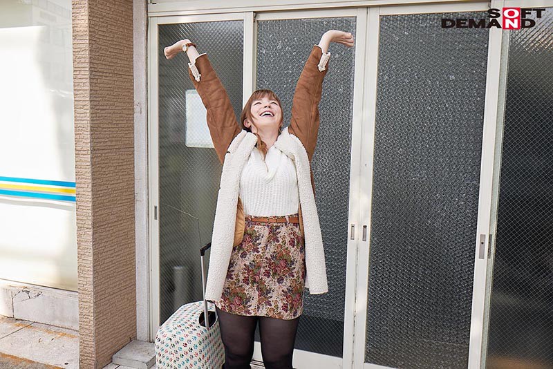 「白人女優ジューン・ラブジョイが魅せる異物挿入&放尿プレイ|事故物件で繰り広げる禁断の情事」のサンプル画像2枚目