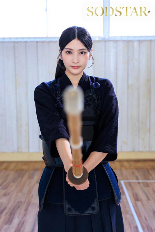 「本庄鈴が3P・4Pで顔射される剣道師範作品｜凛とした美女の甘い眼差しに興奮」のサンプル画像2枚目