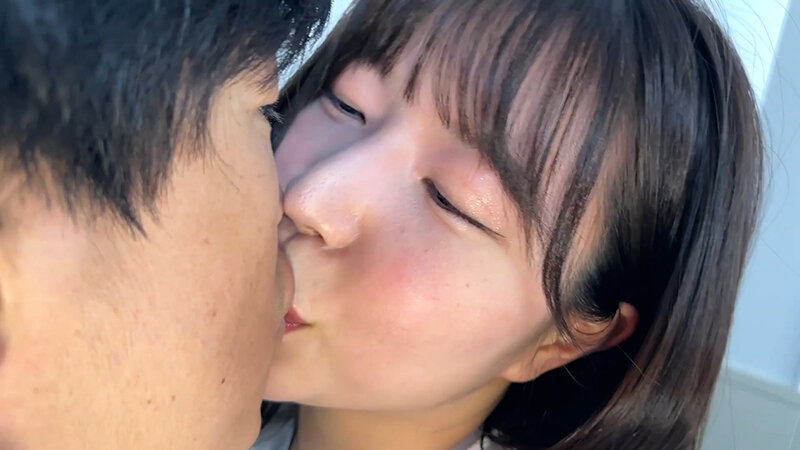 「【素人お姉さん】まいなちゃんがM男に濃厚キス・接吻!ナンパで出会った美女の甘いキステクニック」のサンプル画像3枚目