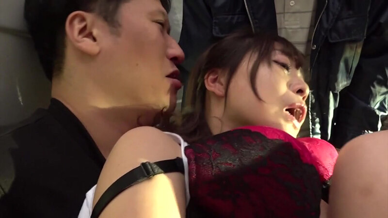 「赤城穂波 巨乳人妻が野外で辱められ中出し3Pに泣く熟女妻の騎乗位とバック」のサンプル画像3枚目