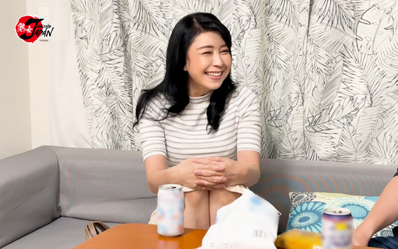 「【素人人妻ナンパ】イケメンが熟女を自宅に連れ込み盗撮!強引に中出しまで持ち込む一部始終」のサンプル画像6枚目