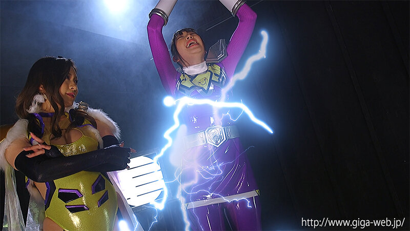 「加賀美さら・藤井レイラが女戦士に！竜神戦隊リュウジンバイオレットで絶体絶命のピンチシーン」のサンプル画像15枚目