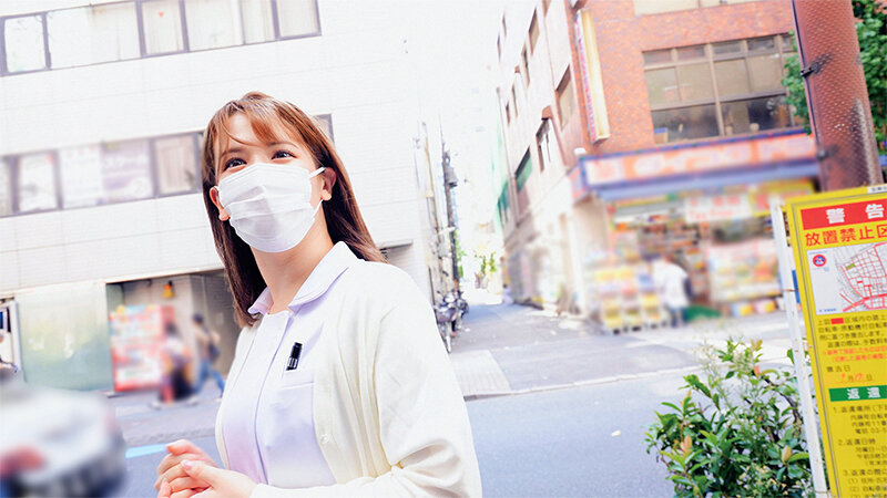 「【素人ナース】優しい巨乳美少女が童貞くんに騎乗位で筆おろし!手コキから中出しまで」のサンプル画像8枚目