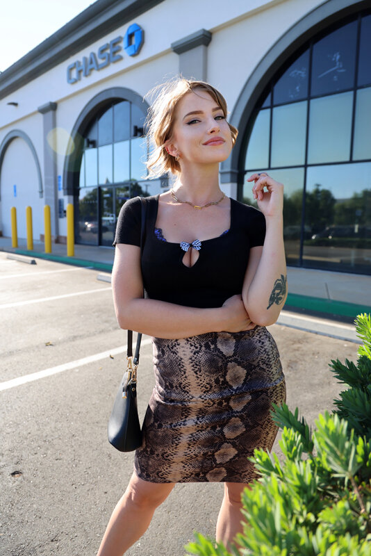 「【素人】巨乳白人美女がスーパーで逆ナンパ！グラマラス人妻との濃厚プレイに興奮必至」のサムネイル