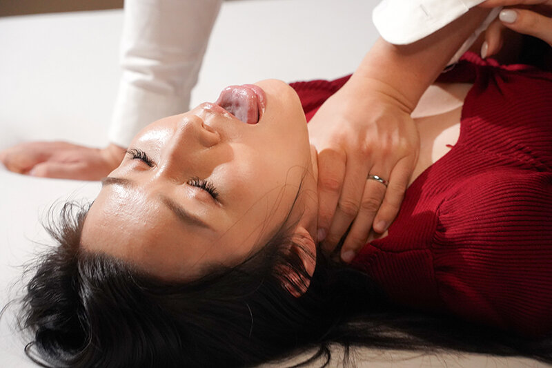 「【あずま鈴】美乳人妻が禁断の不倫に溺れる…夫以外の男に中出しされる背徳セックス」のサムネイル