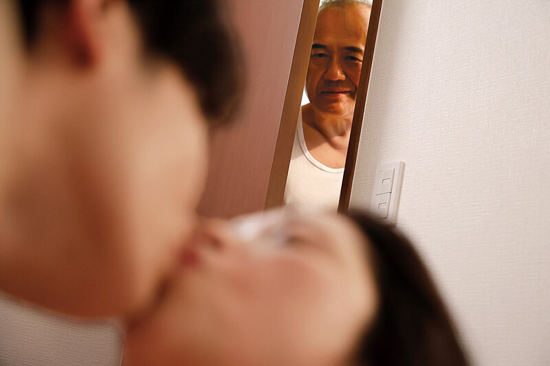 「加山なつこ|巨乳熟女の未亡人が義理の家族と中出し3P・4Pで禁断の関係に溺れる」のサンプル画像10枚目