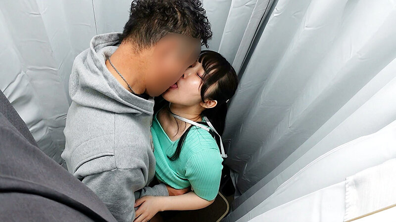 「ミニスカお姉さん店員のご奉仕フェラがエロい！美脚フェチ必見のすずねさん秘密サービス」のサンプル画像7枚目