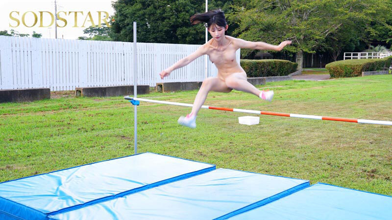 「宮島めい 巨乳筋肉美女が野外露出で汗だくスポーツテスト!セクシーボディ全開」のサンプル画像9枚目