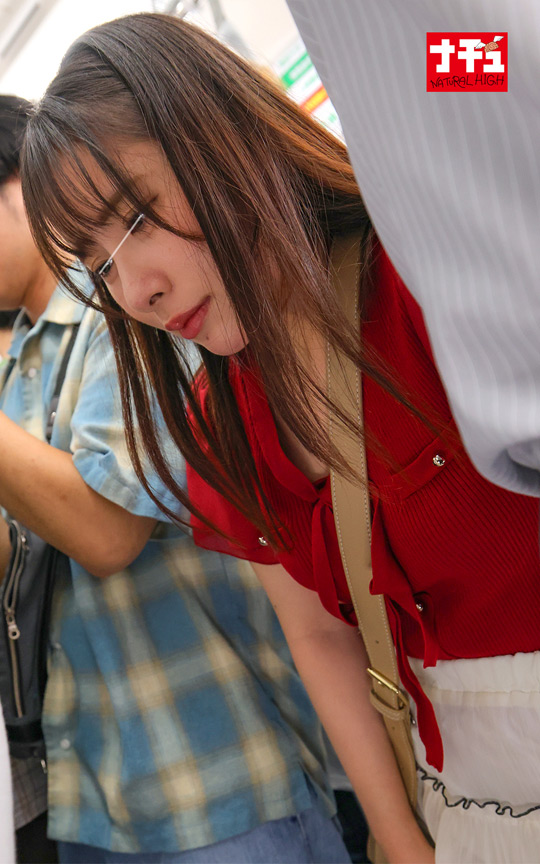 「【素人】彼氏の隣で声を我慢する敏感小柄娘の痴漢プレイ動画|隠れエロ顔が興奮必至」のサンプル画像2枚目