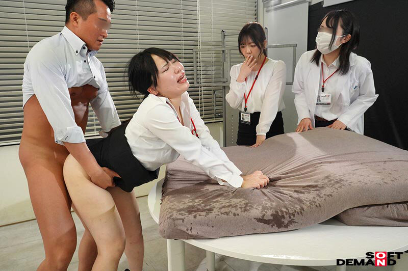 「加賀谷恋白・沢村新渚・赤城恩が挑む拘束潮吹き実験!OL女子社員の放尿お漏らし検証」のサンプル画像20枚目