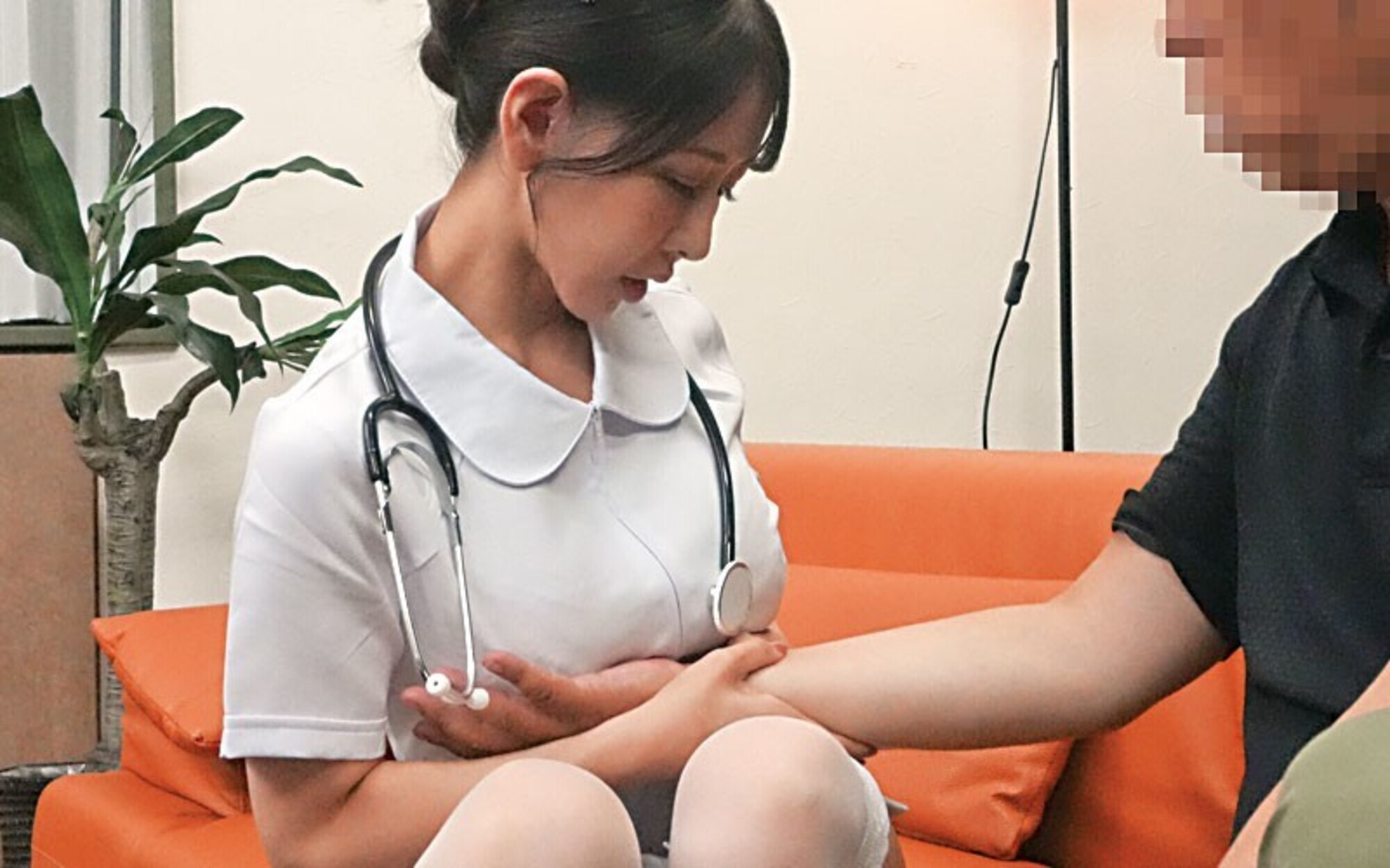 「アプリで呼んだ訪問看護婦の色気にムラムラした性欲が爆発！「ホントはダメ･･･でも今日だけ特別」白衣の巨乳エロ天使3人に優しくヌかれ、勃起ち○ぽが限界突破！精子がカラになるまで搾り取られた！」のサンプル画像6枚目