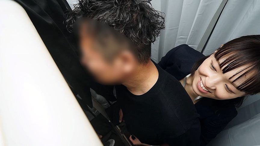 「【素人】エロい店員・千智さんがこっそり抜いてくれた話｜興奮必至の密室サービス体験」のサンプル画像4枚目