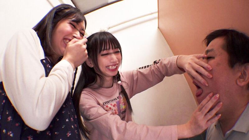 「【中出し】好奇心旺盛なスレンダー美少女3人組がM男を責める小悪魔痴女プレイ」のサンプル画像4枚目