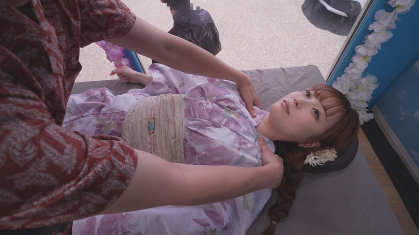 「【りりか】マジックミラー号で浴衣美女が彼氏の前で絶頂エステ体験【素人カップル企画】」のサンプル画像2枚目