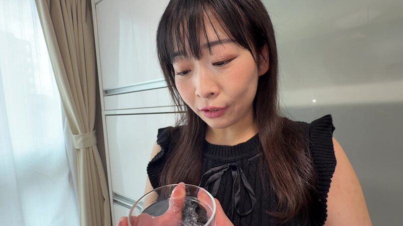 「【原美織】素人お姉さんをナンパ!個人撮影で魅せる舌ブラシ汚舌苔採取の衝撃映像」のサンプル画像15枚目