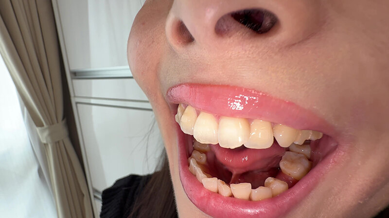 「【原美織】素人お姉さんをナンパ!個人撮影で魅せる舌ブラシ汚舌苔採取の衝撃映像」のサンプル画像2枚目