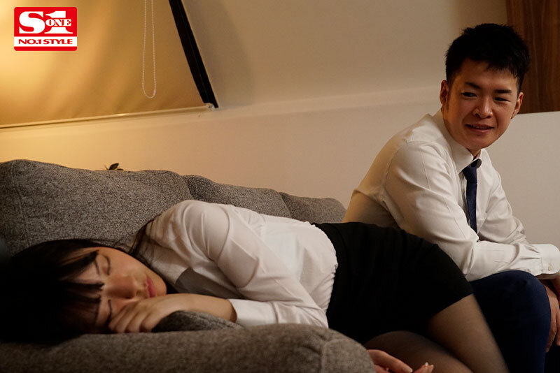 「浅野こころのNTR騎乗位が凄い!美少女スレンダー女優の寝取られ出張相部屋プレイ」のサンプル画像9枚目