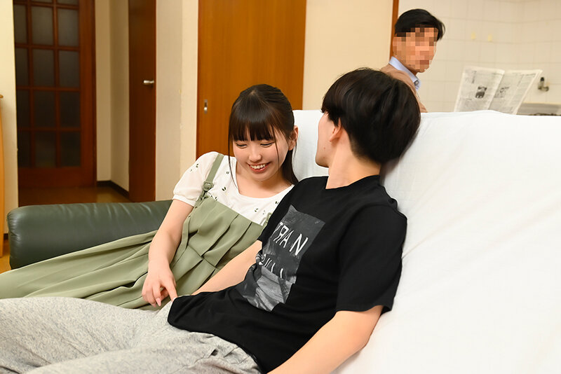 「桜井千春が義妹役で騎乗位中出し!女子校生コスで親にバレないようこっそりエッチする背徳プレイ」のサンプル画像2枚目