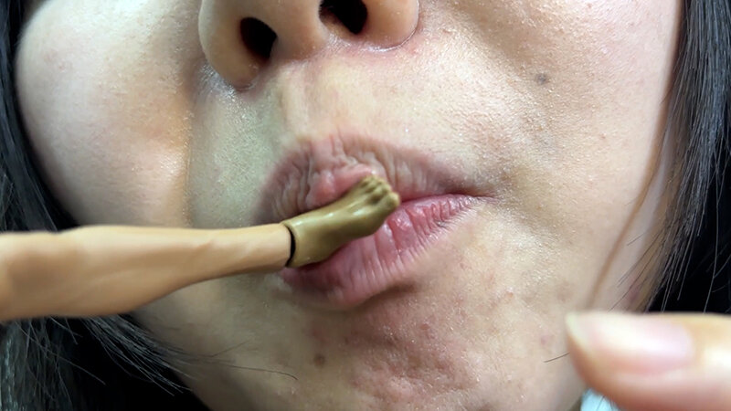 「ピチャピチャASMRしてくれる女子が唾液たっぷり舐めまわしM男人形」のサンプル画像3枚目