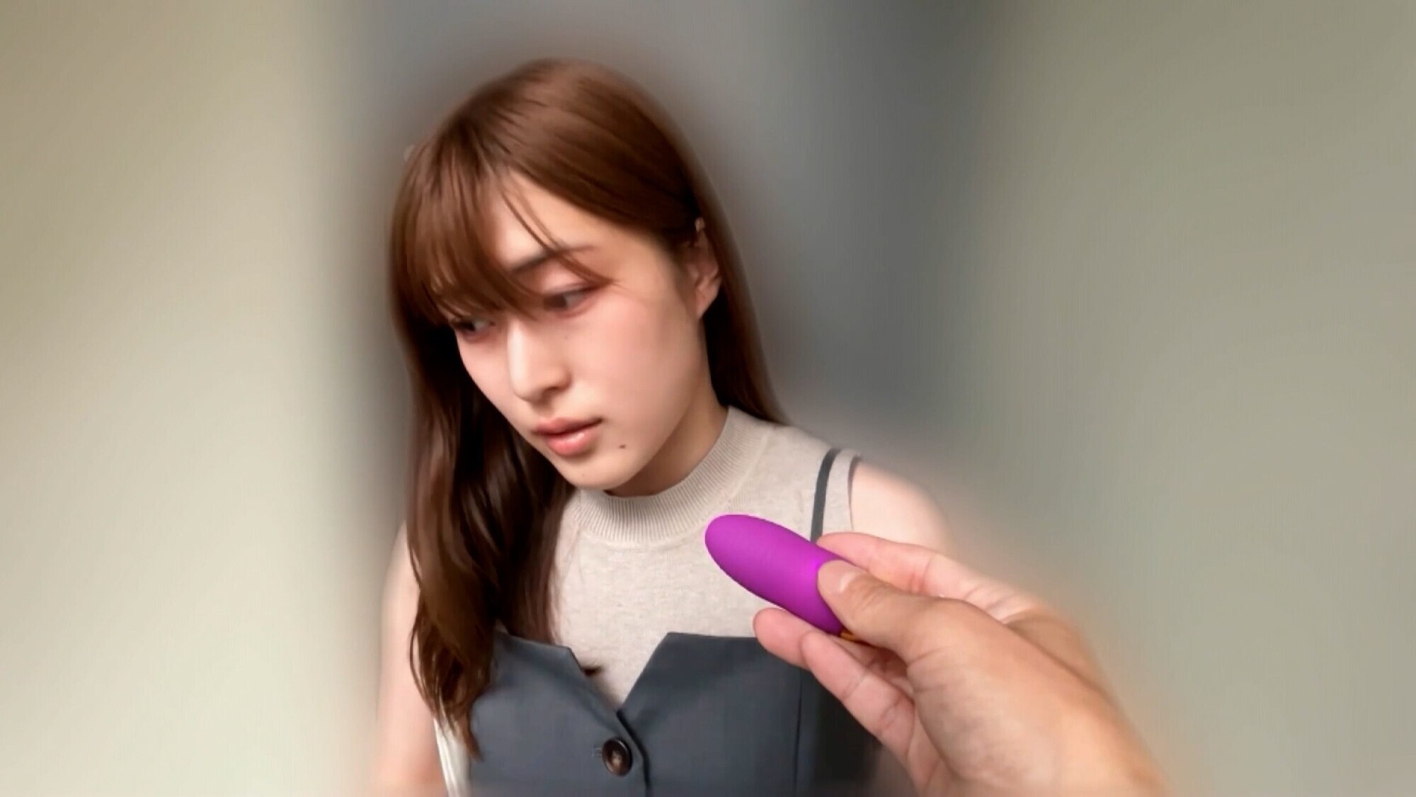 「高城なぎさちゃんとリモバイ散歩！街中で絶頂恥辱プレイ！」のサムネイル