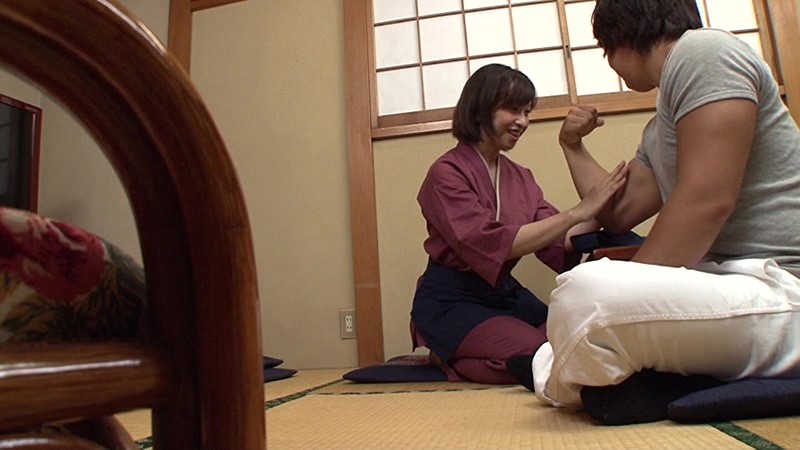 「【熟女】制服パート美人おばさんが年下バイト君と休憩中に2人きり!職場で秘密の関係に発展」のサンプル画像11枚目