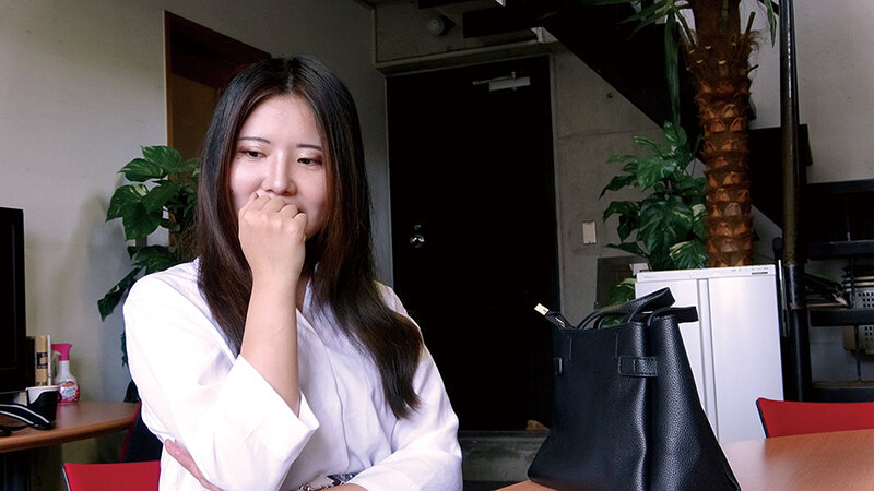 「【素人】令和セックス事情 裸の履歴書005｜激しい潮吹き＆ハメ撮りで魅せる美女の本気セックス」のサムネイル