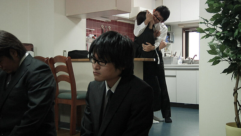 「【熟女】喪服未亡人が騎乗位とフェラで何度も絶頂!夫の遺影の前で乱れる背徳セックス」のサンプル画像12枚目