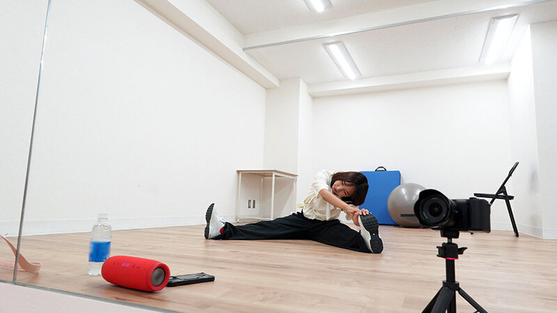 「【素人】巨乳アイドルのハメ撮り中出し映像が流出!マネージャーとの禁断プライベート動画」のサンプル画像2枚目