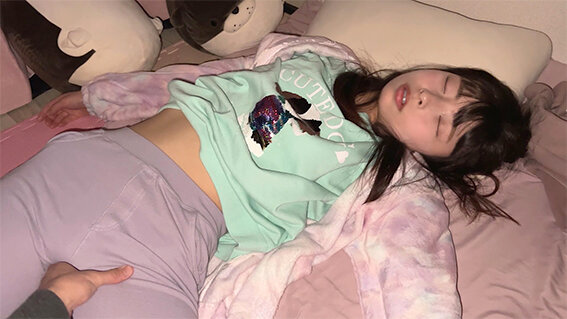 「【素人美少女】巨乳学生服ミニ系JKに中出し&フェラ!可愛い娘を連れ去り睡眠プレイで孕ませ撮影」のサンプル画像17枚目