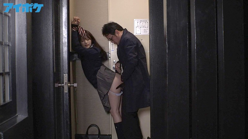 「相沢みなみのスレンダー女子校生痴女がフェラで誘惑!教師と禁断の密会セックス」のサンプル画像3枚目