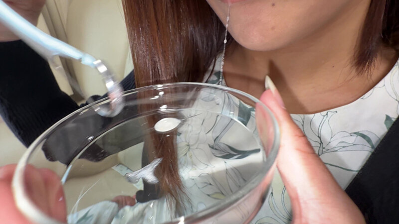 「【旭メイサ】素人お姉さんをナンパ!舌ブラシで汚舌苔採取する個人撮影動画」のサンプル画像8枚目