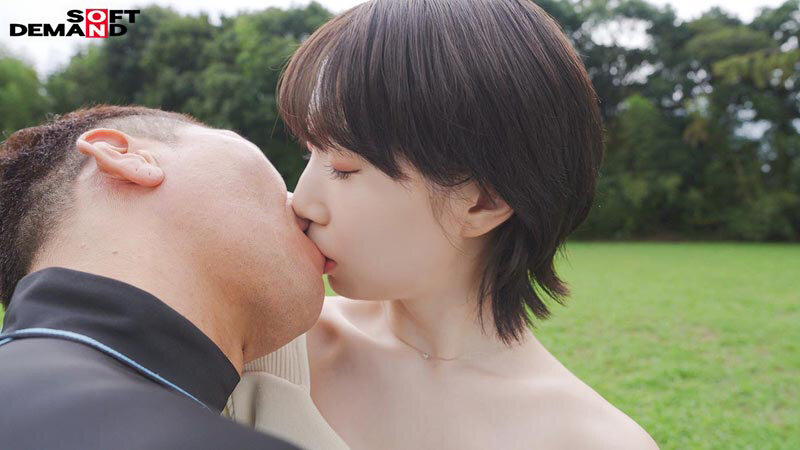 「朝日奈肖の野外露出プレイ！巨乳F乳人妻が水着姿で魅せる大胆ボディと巨尻の魅力」のサンプル画像5枚目