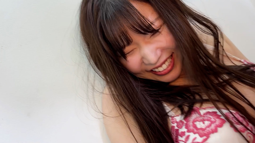 「【素人モデル】まいなちゃんの街角くすぐり体験動画｜笑顔がかわいい美女のリアクション」のサンプル画像10枚目