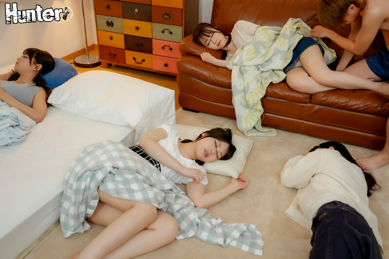 「【素人】寝ている彼女の親友に静かにバック中出し辱めプレイ【NTR・夜這い】」のサンプル画像5枚目