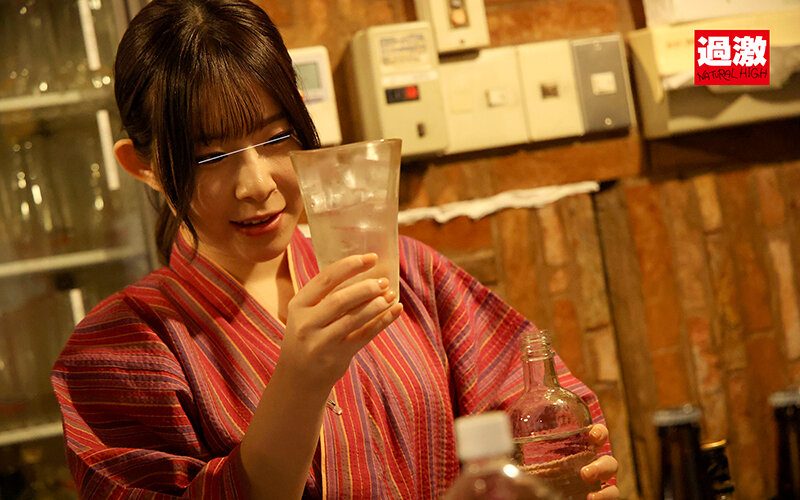 「【美乳レズビアン】居酒屋店員が濃厚レズキスとクンニで潮吹き絶頂させる敏感美女の秘密プレイ」のサンプル画像3枚目