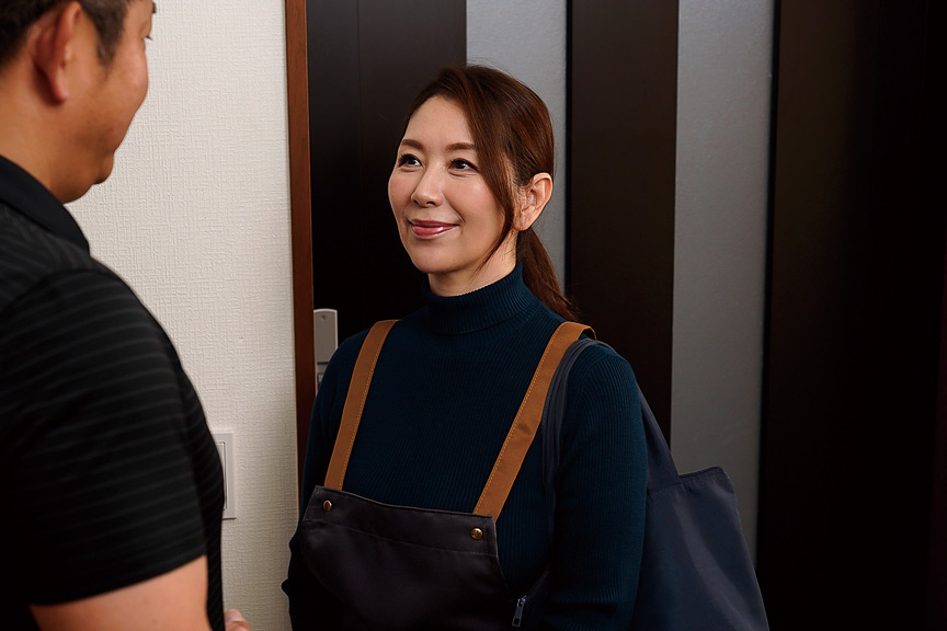 「熟女女王様・翔田千里が魅せる家政婦ド痴女プレイ！ギャップ萌え必見の濃厚作品」のサムネイル