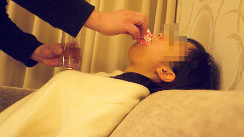 「【素人投稿】ファザコン女子大生がM女として放尿プレイに挑戦!小柄な紅緒の羞恥お漏らし体験」のサンプル画像9枚目