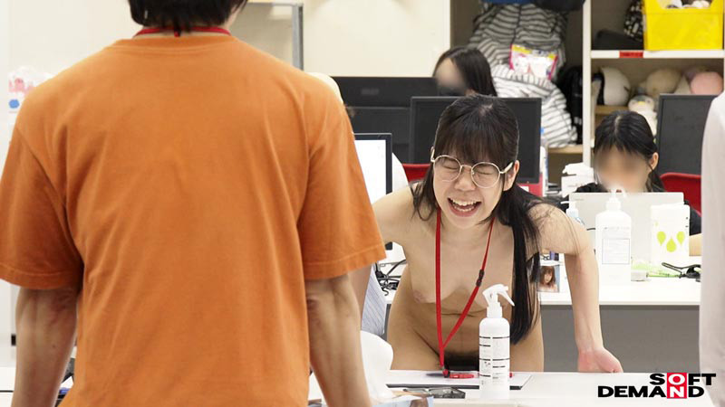 「【SOD女子社員】全裸業務で羞恥プレイ！タオル一枚で男湯潜入＆社内露出ミッションに挑戦【企画モノ】」のサンプル画像12枚目