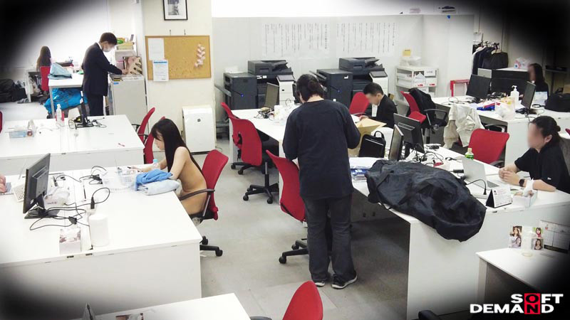 「【SOD女子社員】全裸業務で羞恥プレイ！タオル一枚で男湯潜入＆社内露出ミッションに挑戦【企画モノ】」のサンプル画像2枚目