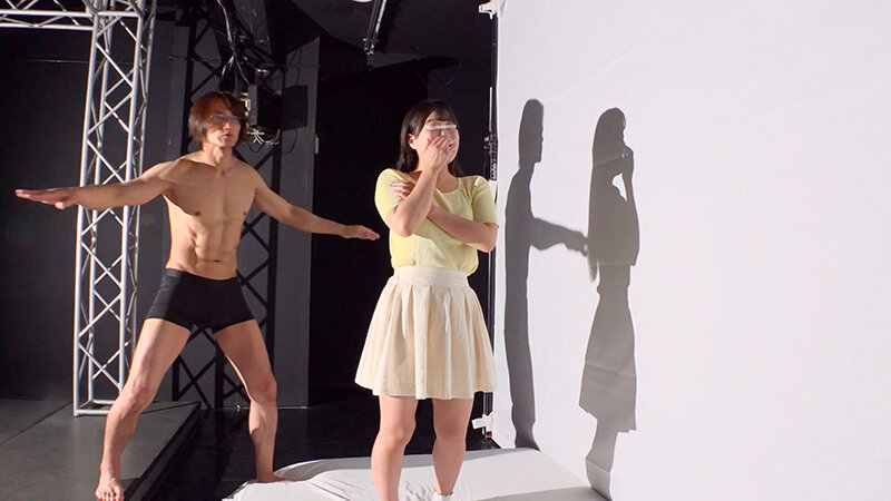 「【素人】女子大生が彼氏の前で寝取られ中出しSEX!ドキドキシルエットクイズで禁断の展開【NTR】」のサンプル画像2枚目