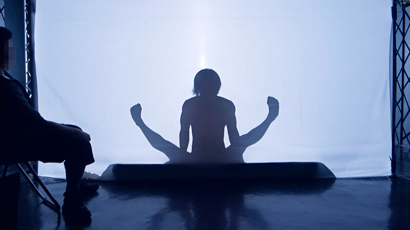 「【素人】女子大生が彼氏の前で寝取られ中出しSEX!ドキドキシルエットクイズで禁断の展開【NTR】」のサンプル画像3枚目